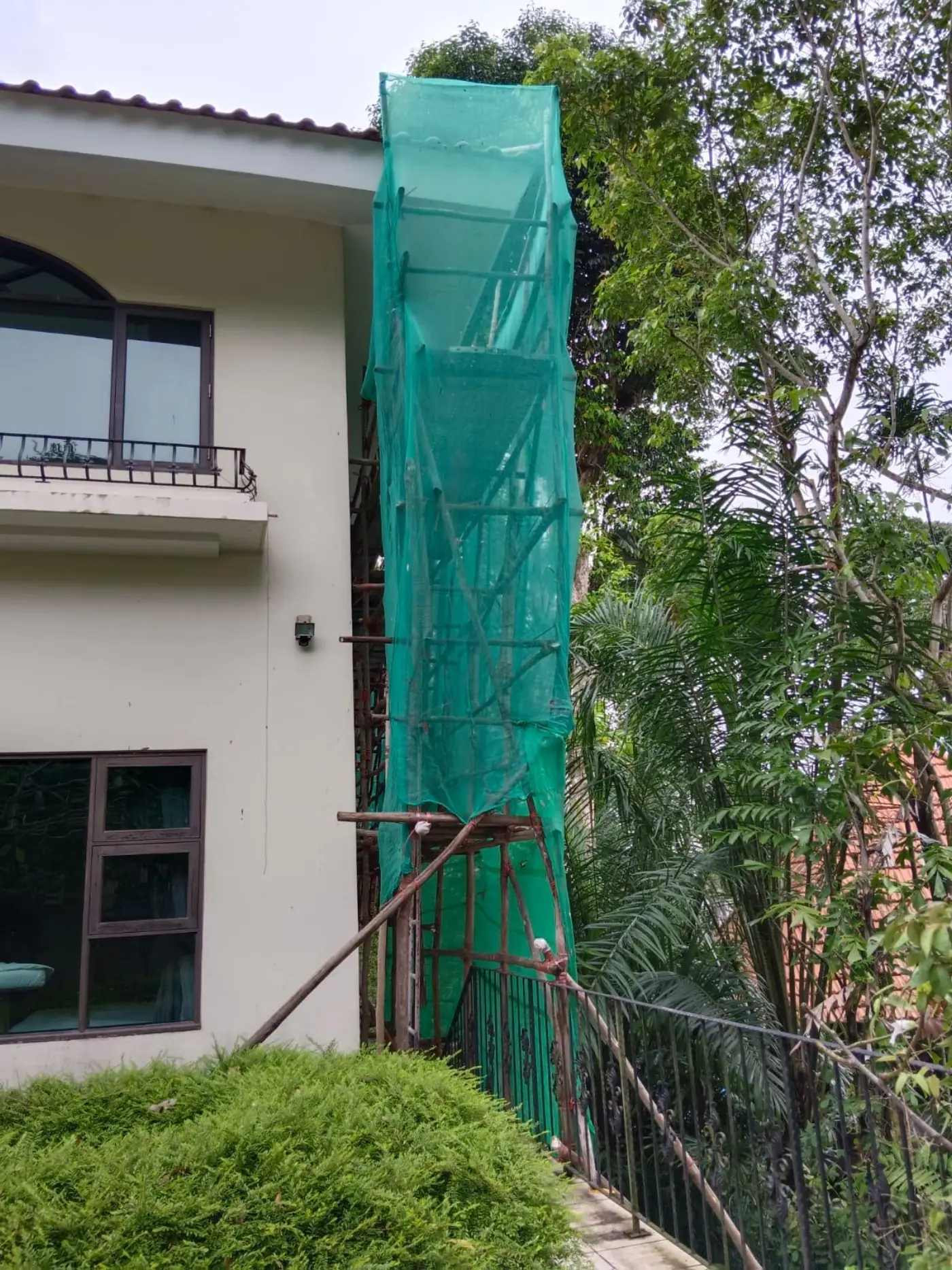 Mobile aluminium scaffold tower positioned beside the Ewart Park bungalow facade for safe work-at-height access to the roofline